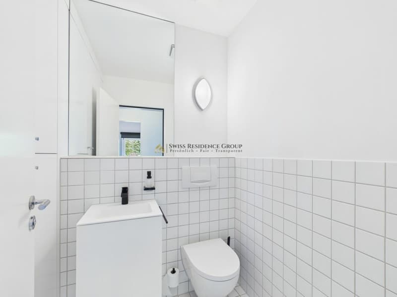 High-quality renovation with farmhouse charm, large veranda, and lake view (11)