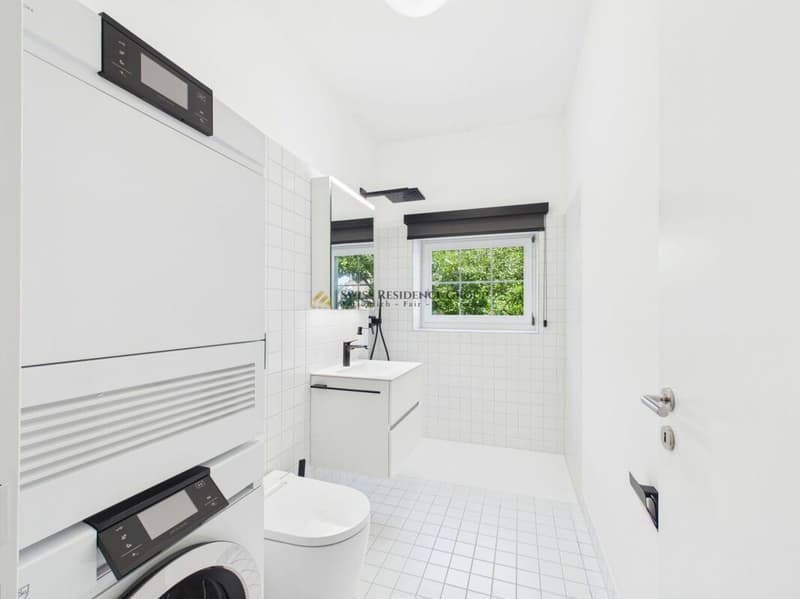 High-quality renovation with farmhouse charm, large veranda, and lake view (10)