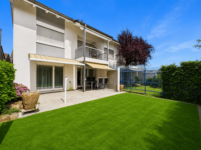 Modernes 6.5-Zimmer-Eckhaus mit sonnigem Garten in begehrter Wohnlage (1)