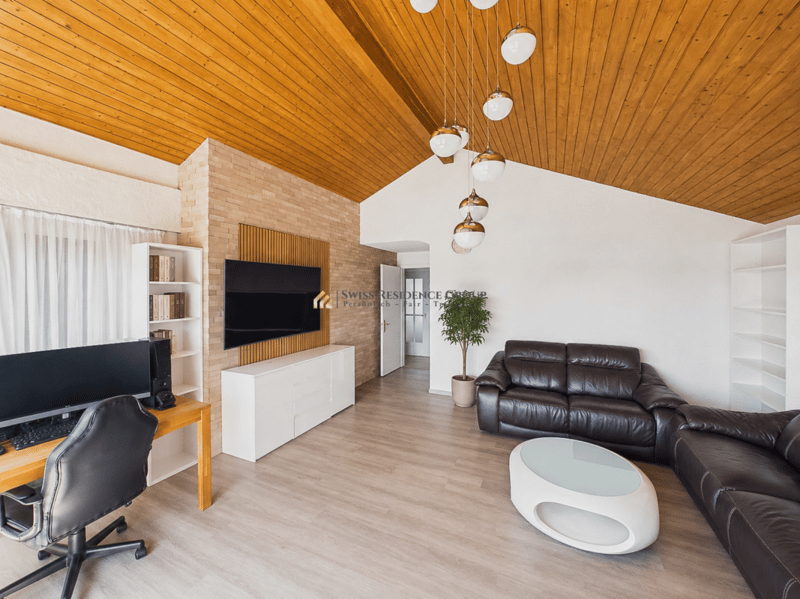 Wohnen mit Weitsicht: 7.5-Zimmer Einfamilienhaus mit Pool und grossem Garten (13)