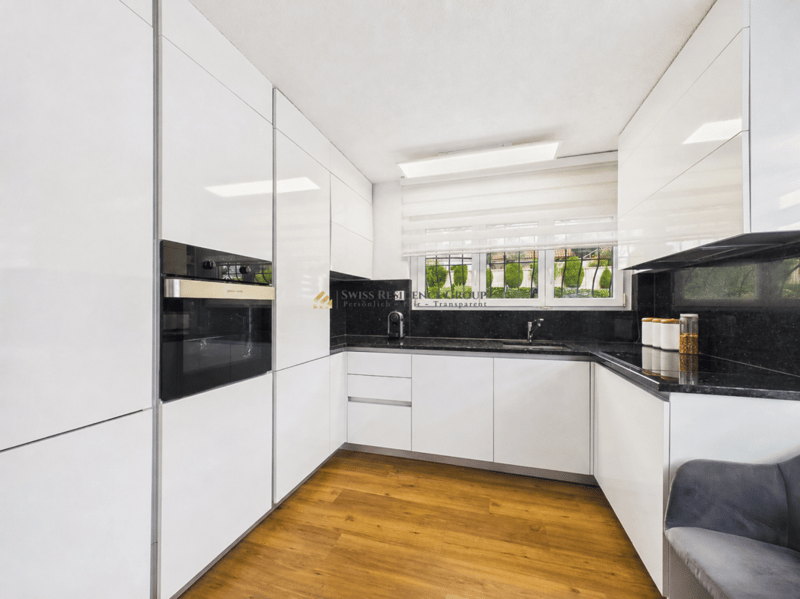 Wohnen mit Weitsicht: 7.5-Zimmer Einfamilienhaus mit Pool und grossem Garten (4)