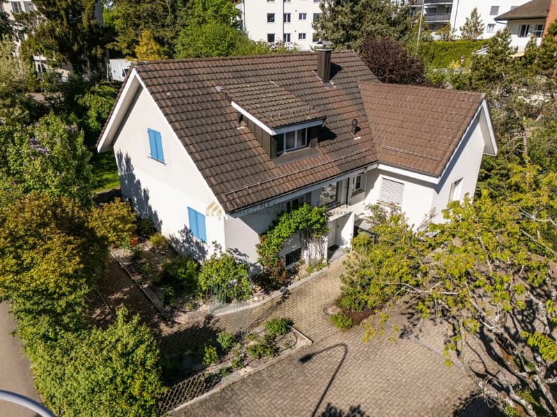 Exklusives 6.5-Zimmer-Einfamilienhaus mit grosszügigem Garten (1)