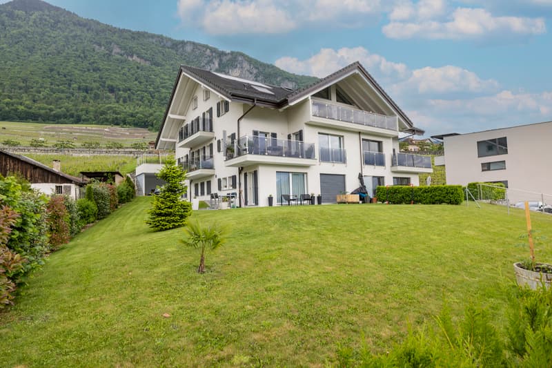 MAGNIFICENT OPPORTUNITY - BUILDING WITH INTERESTING YIELDS! (1)