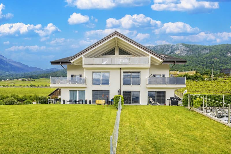 MAGNIFICENT OPPORTUNITY - BUILDING WITH INTERESTING YIELDS! (1)