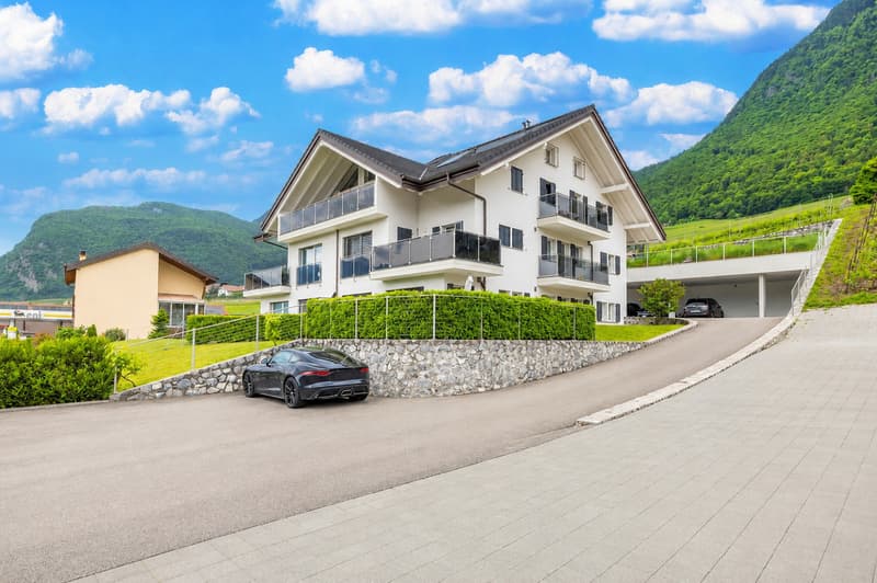 MAGNIFICENT OPPORTUNITY - BUILDING WITH INTERESTING YIELDS! (2)