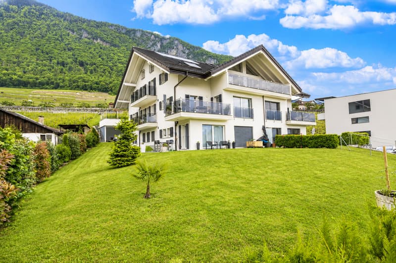 MAGNIFICENT OPPORTUNITY - BUILDING WITH INTERESTING YIELDS! (3)