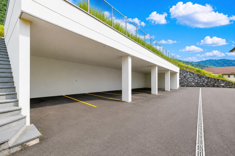 MAGNIFICENT OPPORTUNITY - BUILDING WITH INTERESTING YIELDS! (4)