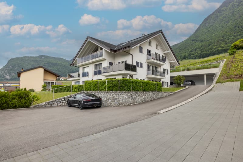 MAGNIFICENT OPPORTUNITY - BUILDING WITH INTERESTING YIELDS! (2)