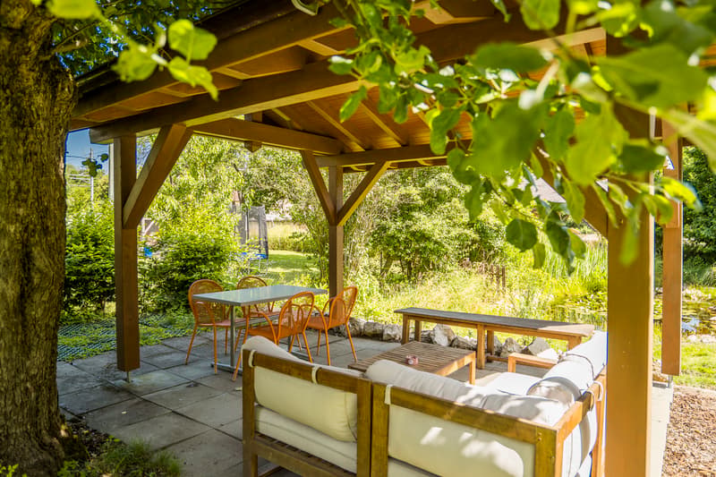 Terrasse commune au fond du jardin