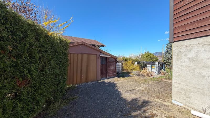 Small rental property with 2 apartments, garage and parking spaces (4)