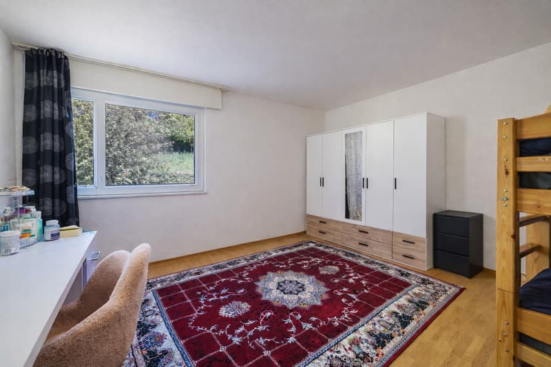 Spacious 4.5-room apartment with 2 balconies and lake view - great potential (4)