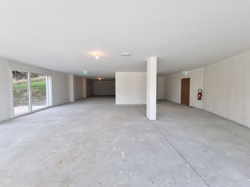 NEW ! 209 M² COMMERCIAL SPACE WITH GRASSY TERRACE (3)