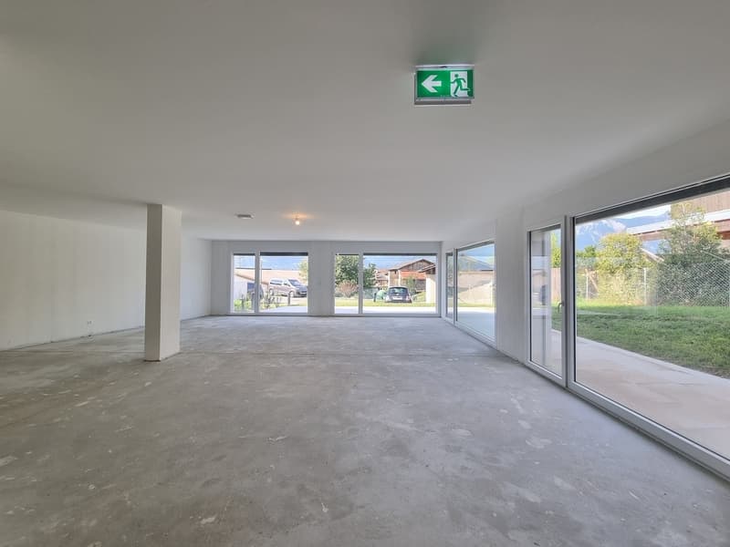 NEW ! 209 M² COMMERCIAL SPACE WITH GRASSY TERRACE (5)
