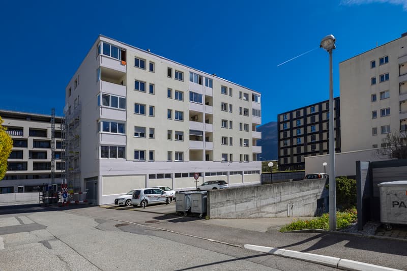 COMMERCIAL PREMISES IDEALLY LOCATED NEXT TO PLACE DE ROME (12)