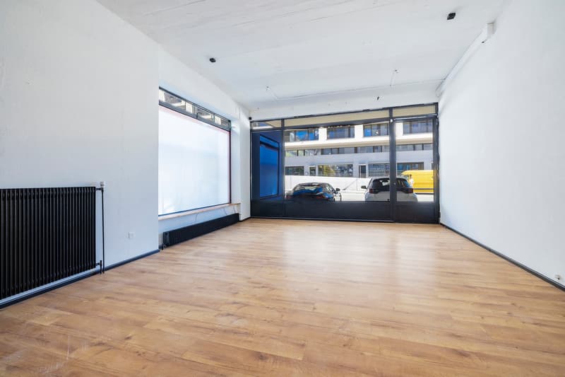 COMMERCIAL PREMISES IDEALLY LOCATED NEXT TO PLACE DE ROME (10)