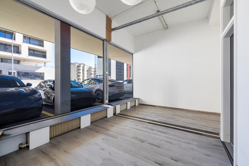 COMMERCIAL PREMISES IDEALLY LOCATED NEXT TO PLACE DE ROME (11)