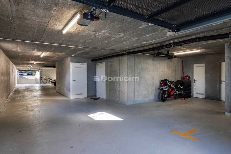 LARGE PARKING SPACE IN INDOOR PARKING (5)