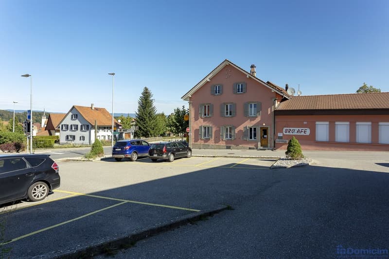 Façade Sud avec accès au restaurant et aux logements