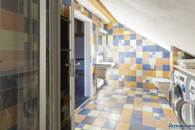 salle de bain avec toilettes et colonne de lavage du 4.5pces