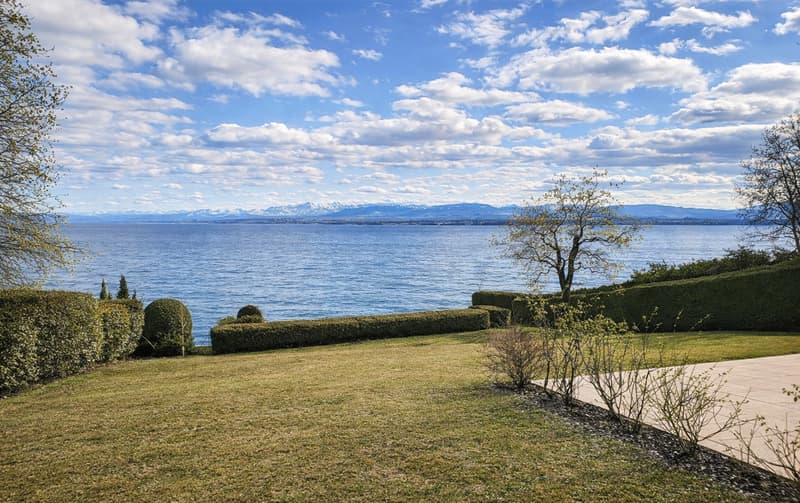 Villa mit Charme und 5,5 Zimmern direkt am Wasser (1)