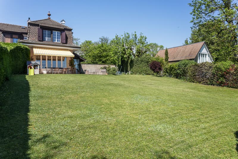 Villa mit Charme und 5,5 Zimmern direkt am Wasser (2)