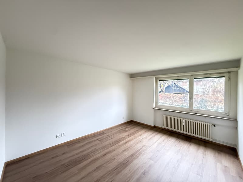 Ampio e luminoso appartamento con balcone e posto auto (8)