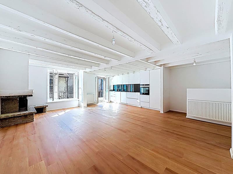 Casa affascinante ristrutturata con arcata commerciale (2)