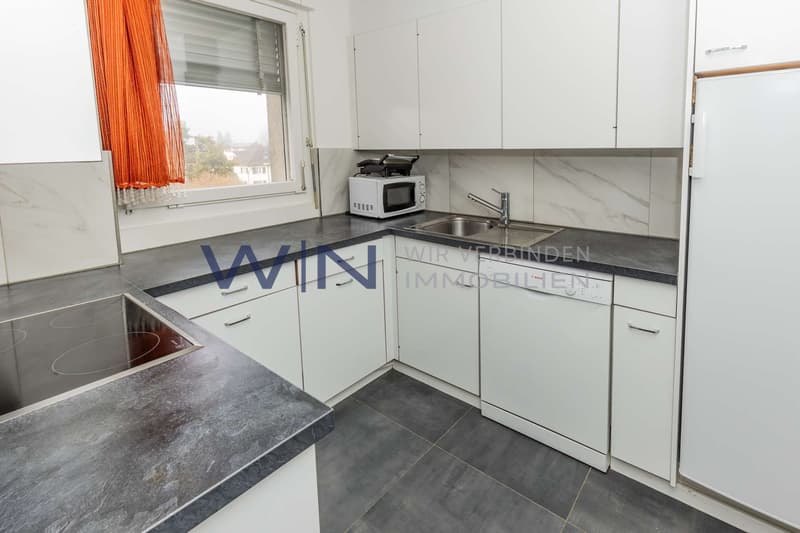 Küche mit Fenster viel Stauraum