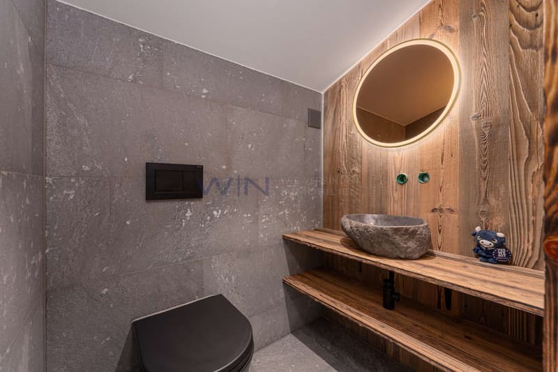 Gäste-WC mit Naturstein