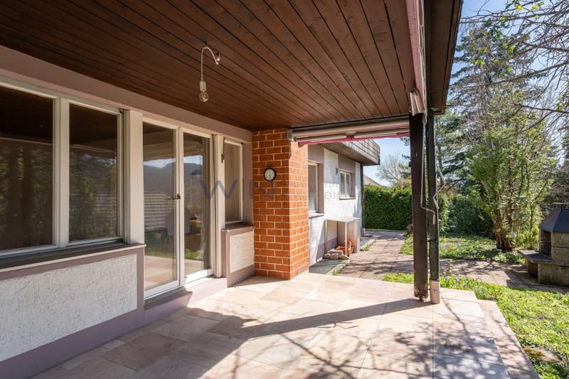 Gedeckter Sitzplatz am Haus