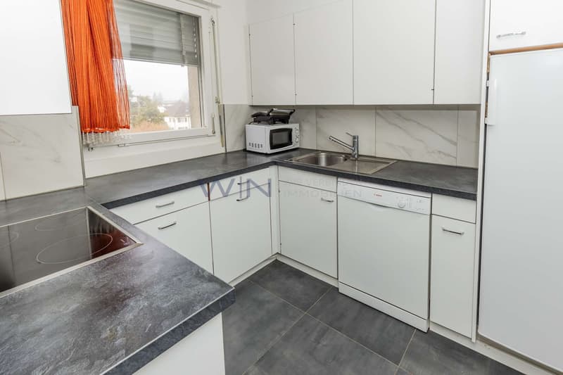 Küche mit Fenster viel Stauraum