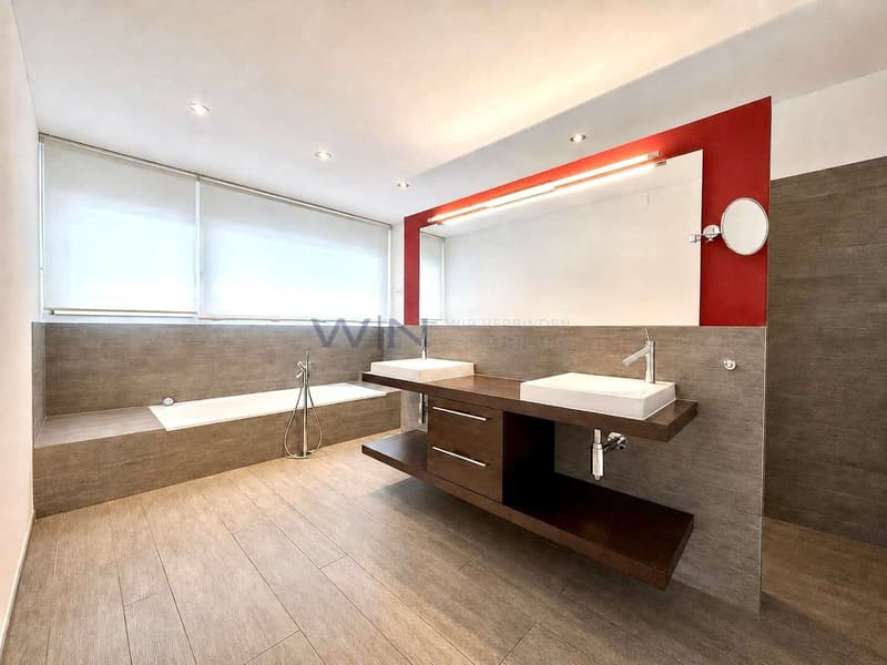 Bad mit Wanne und Dusche