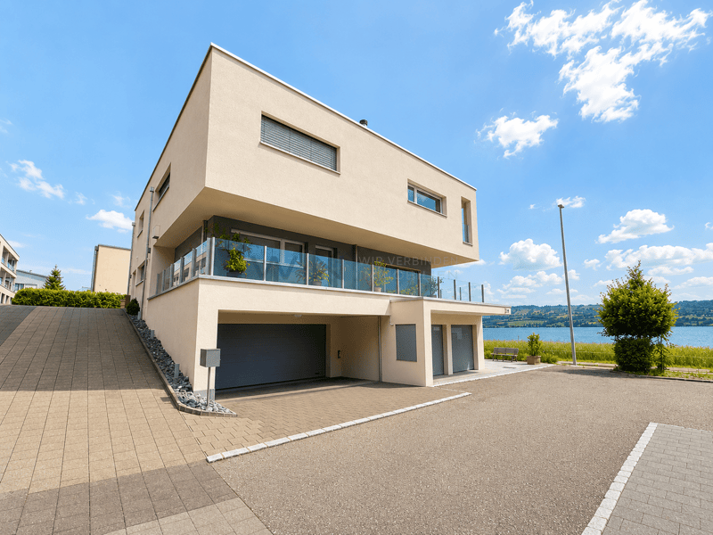Doppelgarage mit E-Mobilität