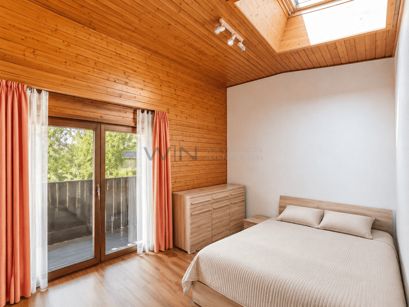 Nebenzimmer mit Balkonzugang