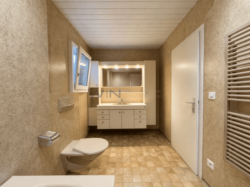 Mit Dusche und Wanne