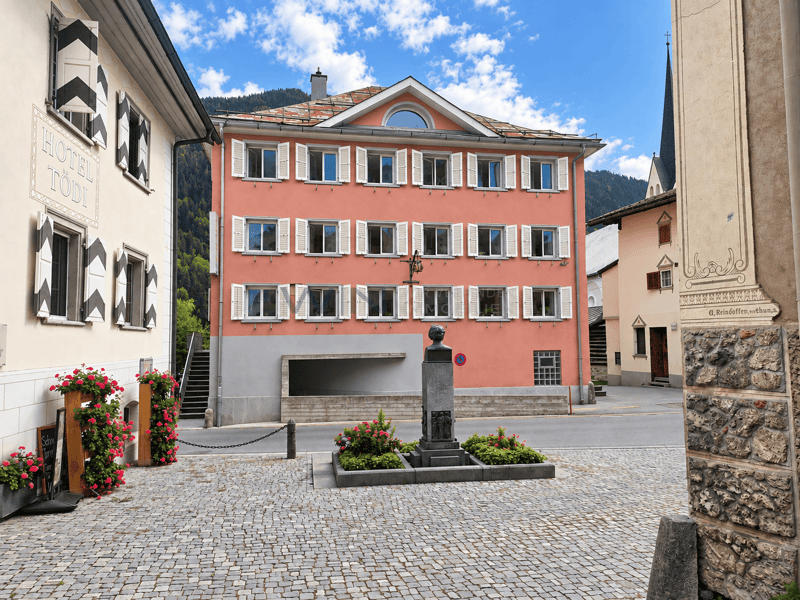 Dorfplatz vor der Haustür