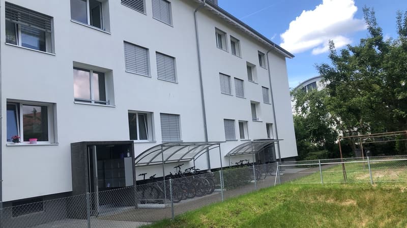 Teilrenovierte 3.5-Zimmer-Wohnung mit Balkon (1)