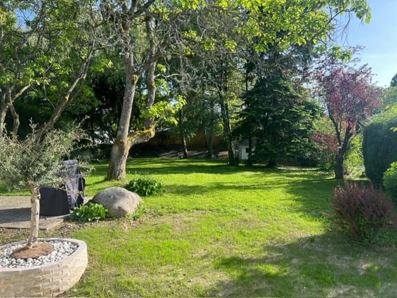 Maison rénovée ouverte sur un vaste jardin (10)