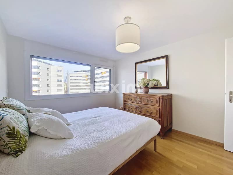 Bright 4-room apartment on a higher floor Plainpalais close to the Arve / Carouge (8)