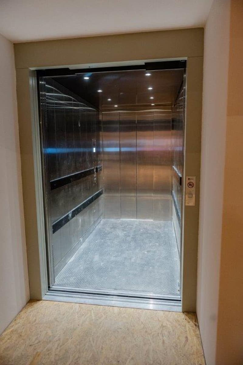 Spazio commerciale e ufficio moderno al piano superiore 310 m2 a Schlatt TG (5)