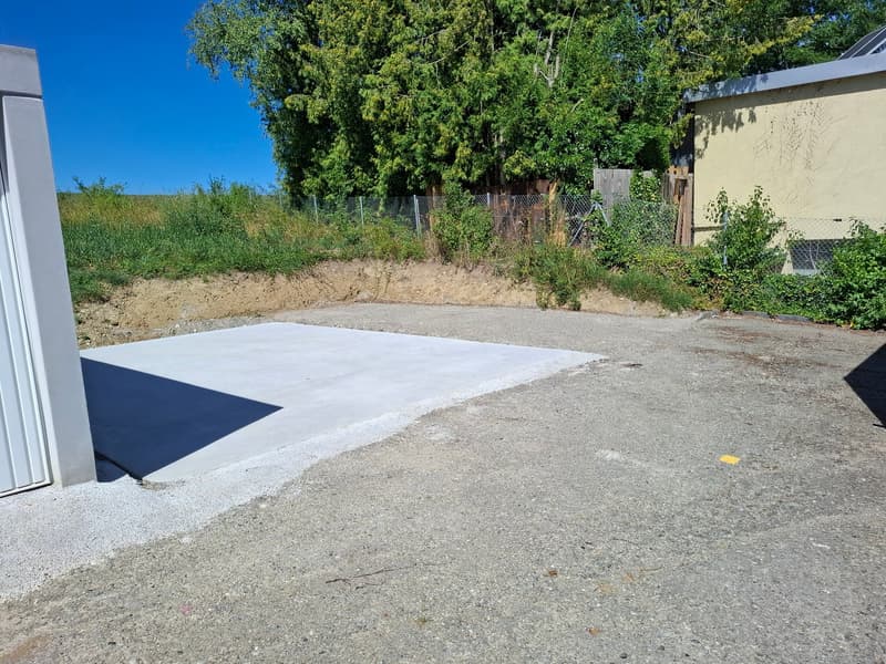 Aussenlagerfläche/Parkplatzfläche in eingezäuntem Industrieareal (1)