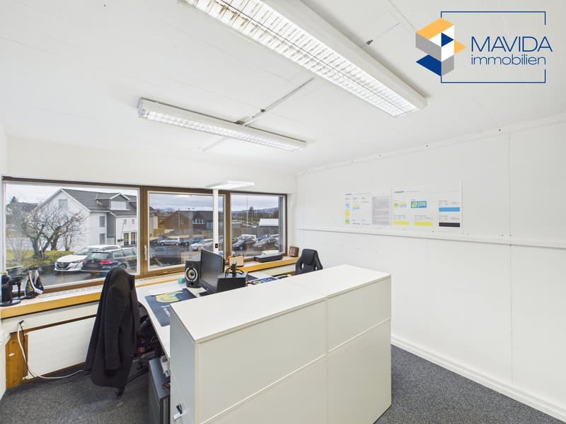 empty office, modern office desk, chair, monitor, speaker, office light, white walls, radiator