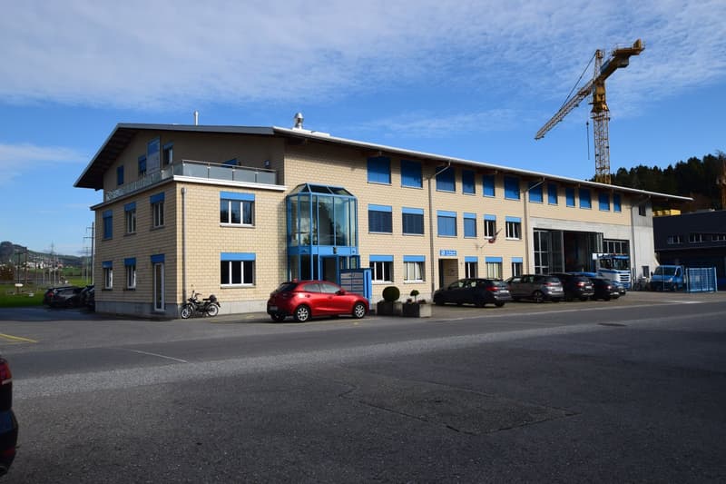 Attractive commercial space with optimal accessibility and flexible room layout (1)