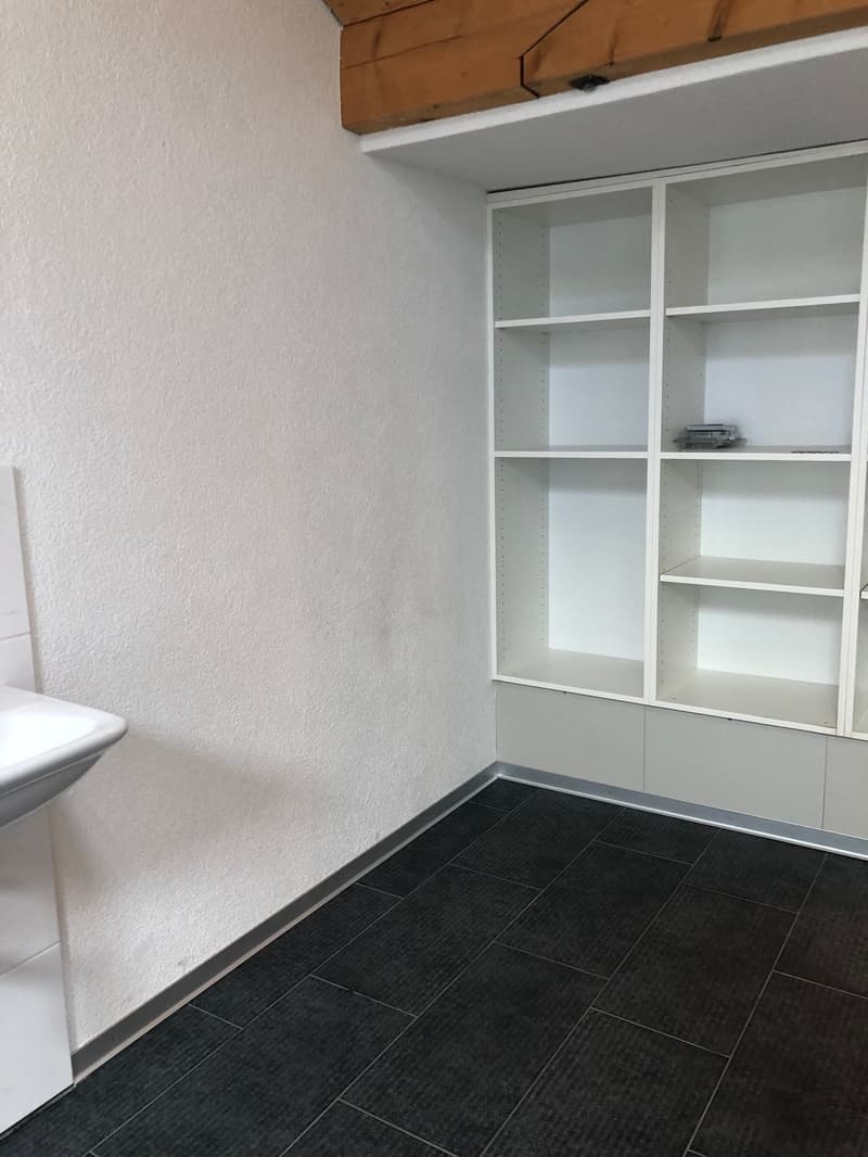 De multiples possibilités dans le bâtiment commercial bien entretenu (2)