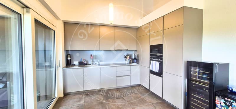 Außergewöhnliche 4.5 Zimmer Wohnung im 6. Stock (3)