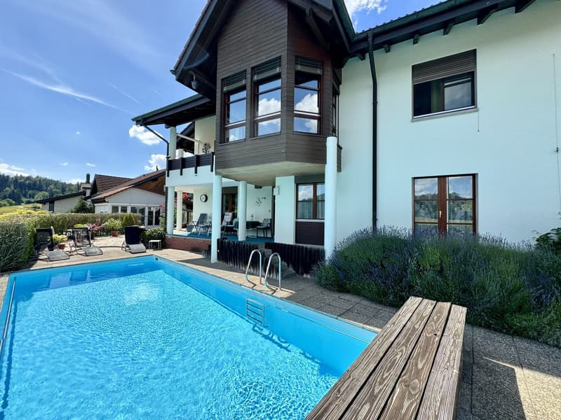 Traumhaftes Einfamilienhaus mit Pool und Bergsicht (2)