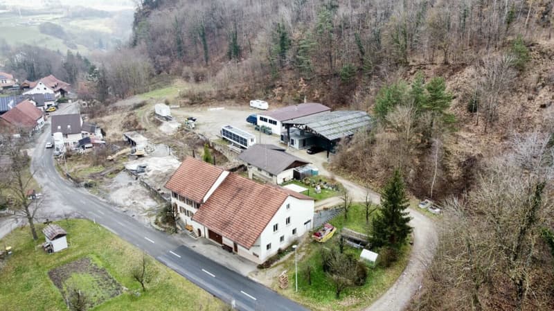 Investors take note: 7'833 m² of commercial land with exclusive water rights (8)