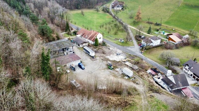 Investors take note: 7'833 m² of commercial land with exclusive water rights (4)