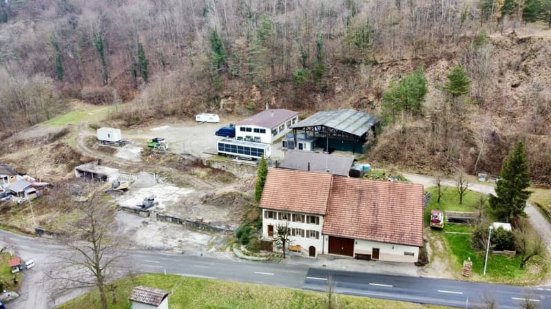 Investors take note: 7'833 m² of commercial land with exclusive water rights (2)