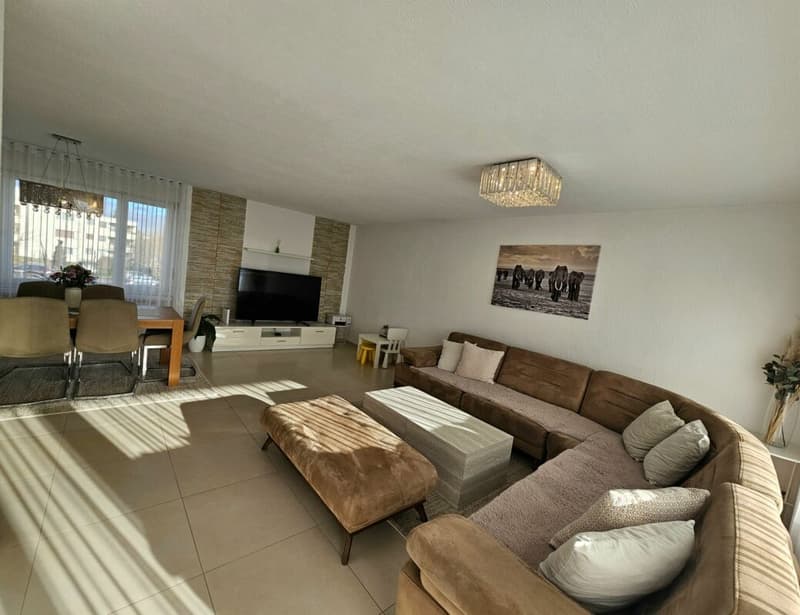 Appartamento 4.5 locali ben mantenuto e luminoso con balcone e vista panoramica (2)